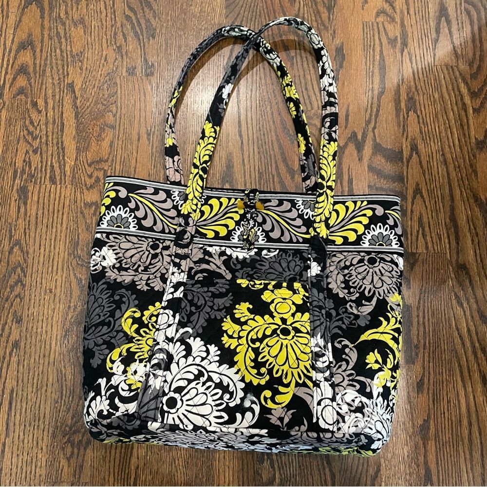 VERA BRADLEY EUC Baroque Vera Tote Retired Green Black & White Print